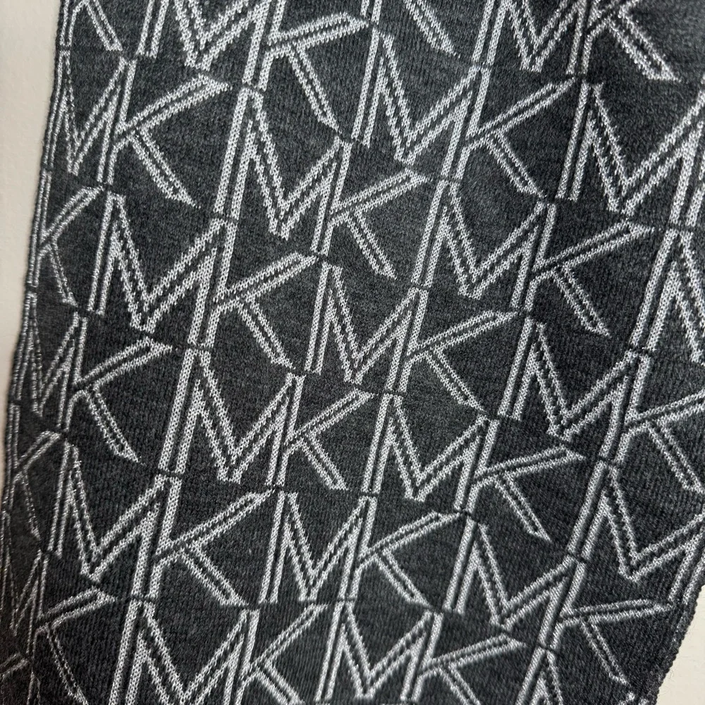 NWT Michael Kors Women’s MK‎ Knit Scarf Gray Silver